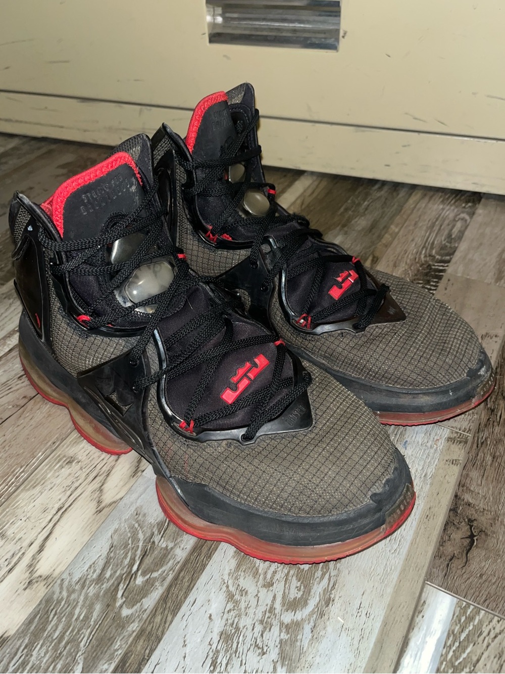 Nike LeBron 19 'Bred' Basketball Sneakers